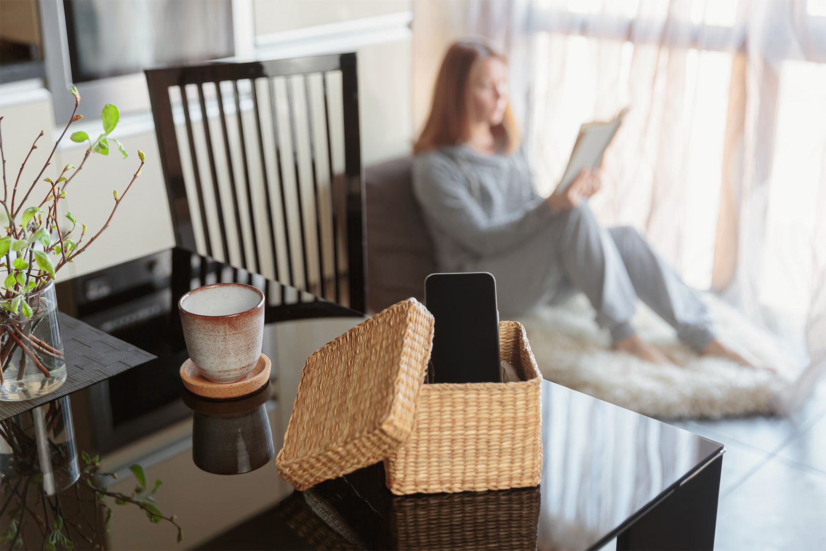 digitálny detox – žena číta knihu